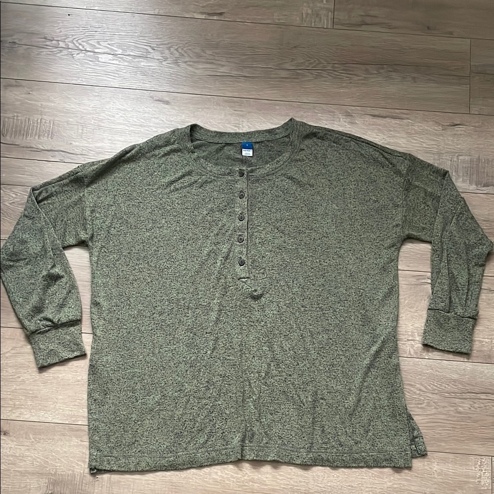 Old navy women’s green Henley long sleeve Shirt size large